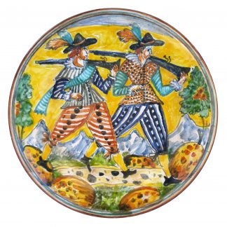 Piatto con lieve bordo cm 30 decorazione ARLECCHINO DI MONTELUPO personaggi Archibugieri