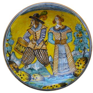 Piatto con lieve bordo cm 31 decorazione ARLECCHINO DI MONTELUPO personaggi Suonatore Tamburo e Dama