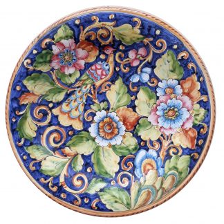 Piatto diametro cm 40 con PAVONE laterale e decorazione FLOREALE su fondo blu